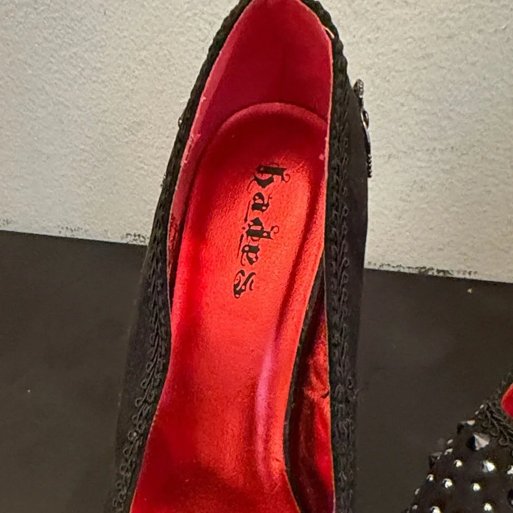Black crystal
Studded Women's high heel Shoes - Picture 3 of 17